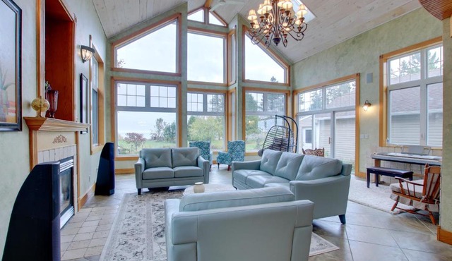 Lakefront Algoma Home w/Deck, Grill & Fireplace