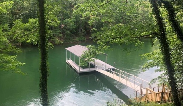 LakeFront Allatoona Great View&w/Dock,sleeps10adults/2 kids,Deck-7mi @LakePoint!