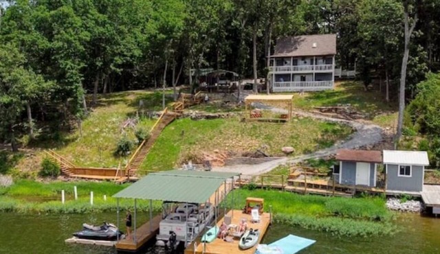 Lakefront, amazing views, boat rentals available