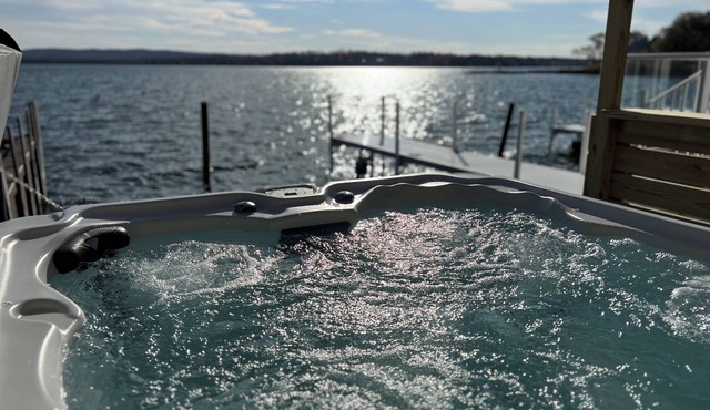 Lakefront - Amazing views! Private Hot Tub & Boat Slips. 12 mins to Ski Resorts!