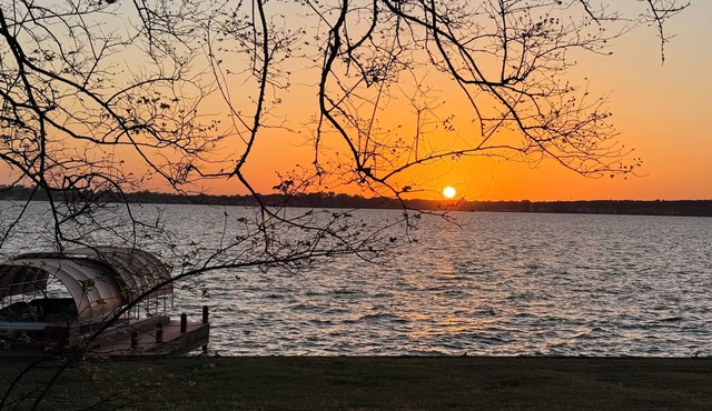 Lakefront and Lakeview - Sunsets & Serenity at Gorgeous Lake Conroe, Willis, TX