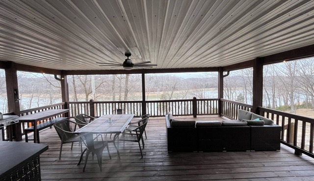 Lakefront and remodeled with large deck on Nolin lake!