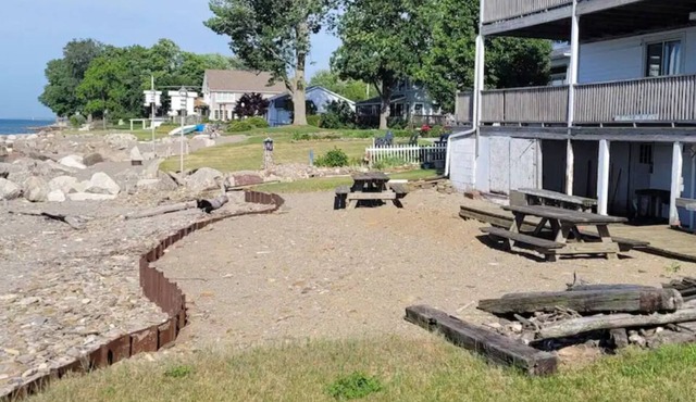 Lakefront Apt 2nd floor near Wineries and Geneva on the Lake