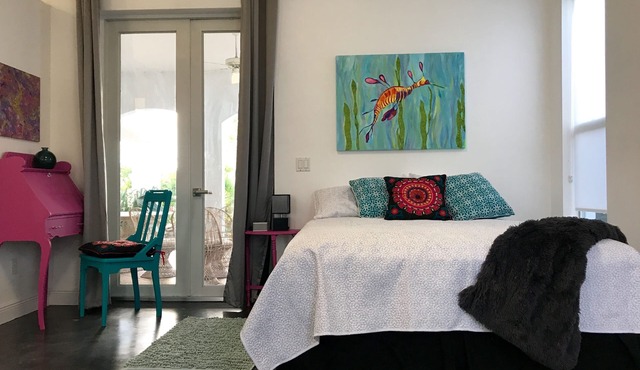 Lakefront Artist's Studio- Relax in Luxury!