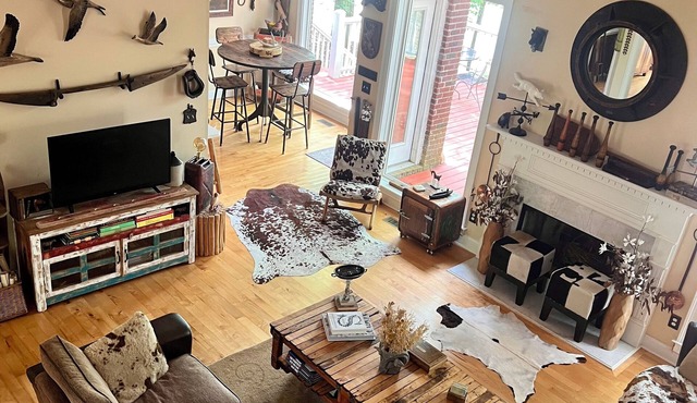 Lakefront Artsy/Spacious Reynolds Farm House w/Fire Pit (Kayak & SUPs incl.)