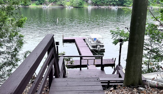 Lakefront at Lake Wallenpaupack with Private Dock 3bdr 2bath Hot Tub