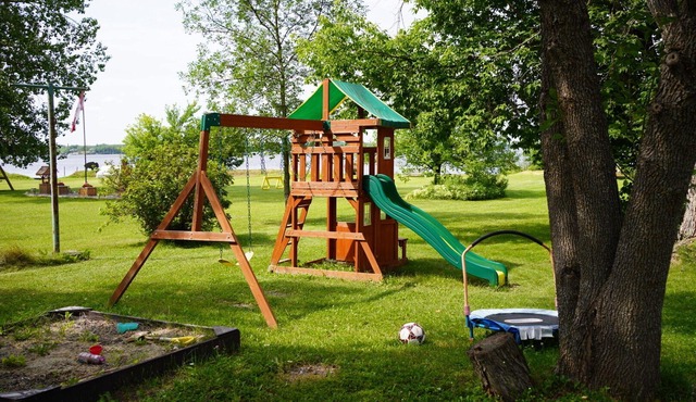 Lakefront at Pinawa Bay! Boating, swimming, fishing, hunting, sledding and more