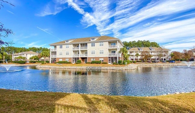 Lakefront at Barefoot Resort w Massive Waterfront Pool Close to Beach