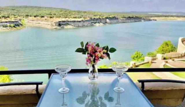 Lakefront Austin Hill Country Island @ Lake Travisnn