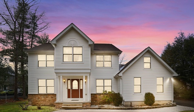 LAKEFRONT BACKYARD! Secluded Fishing, Kayaks, Arcade Room, Poker Room and Gym!