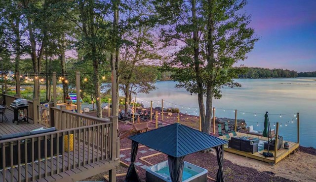 Lakefront Beach Entry - Hot Tub, Movie Theater!