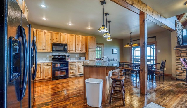 Lakefront-Beach-Pool-Hot Tub-Resort Amenities-Resort amenities included