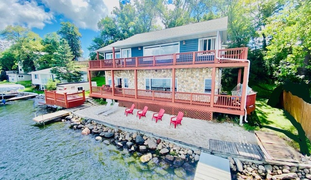 Lakefront + Beach + Sauna + Paddleboards + Canoe