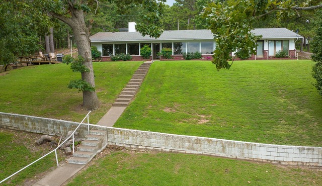 Lakefront! Beautiful Views! Sleeps 24 people! 7 Bdrm, 3 bath - Incredible Charm!