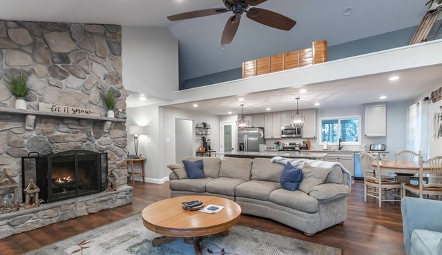 Lakefront Beauty ~ Hot Tub & Arcade Room!- sleeps13