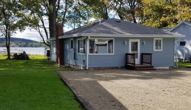Lakefront Bemus Point Cottage. A/C, 200ft+ Modern Dock. Family, Fishing and FUN!