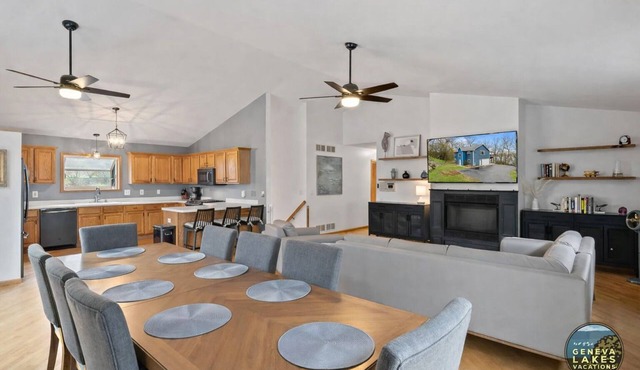 Lakefront Big Blue Lakehouse Pier, Game Room, Boat Parking & A+ Views