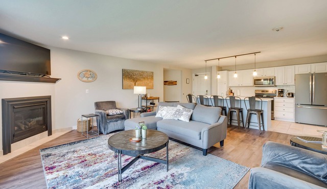 Lakefront Birchwood Condo w/Pool & Hot Tub!