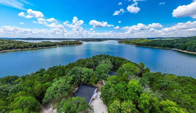 LAKEFRONT Bliss FLAT to water: Spacious home with Game Room, Sleeps 15 Guests!
