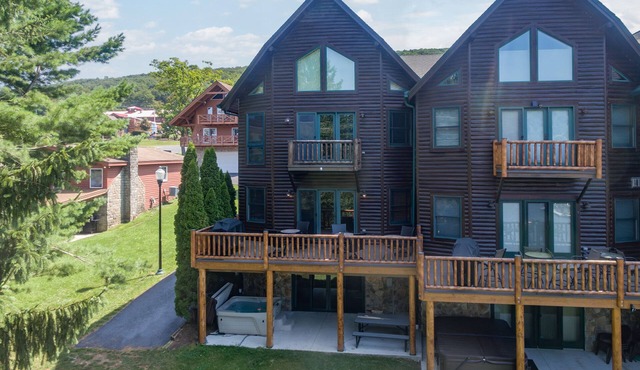 Lakefront Bliss: Hot Tub, Views & Fun