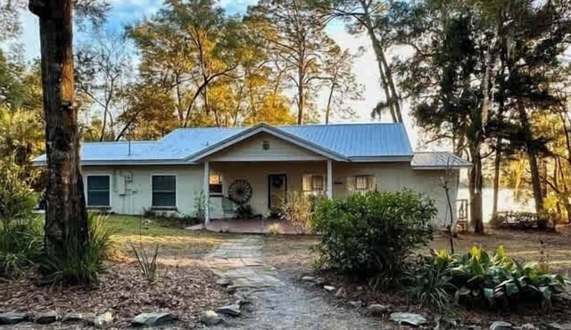 Lakefront Bliss | Kayaks Paddleboards Fire Pit Snowbird Specials