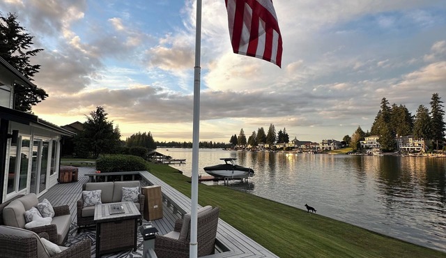 Lakefront Bliss with Docks , BBQ, Hot Tub & all the amenities!