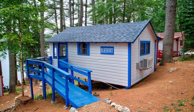 Lakefront Blueberry Tiny Cabin @ Getogether Stays