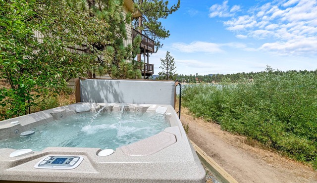 Lakefront - Boat Dock! Hot Tub! Close to Slopes, Beautiful!