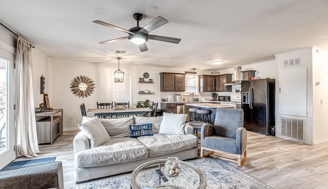 Lakefront, Boat Slip, Sandy Beach, 2 Living Rooms. Sleeps 12. Dates Available!