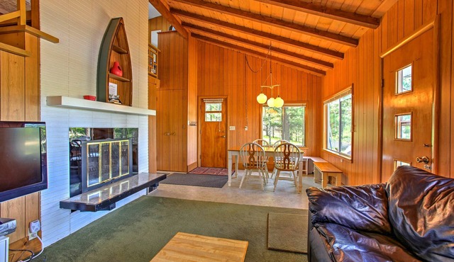 Lakefront Branch Cottage w/Dock, Kayaks & Grill!