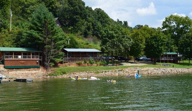 Lakefront Bungalow, BOAT DOCK, Hot Tub, Firepit