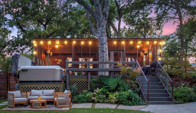 Lakefront Bungalow Retreat - HotTub, Lakeside Pub Loaded w/Games & Kayaks