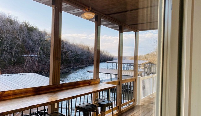 Lakefront by Margaritaville w/dock 4 Bed/4Bath, 4 Decks, 16ppl Sunset Paradise