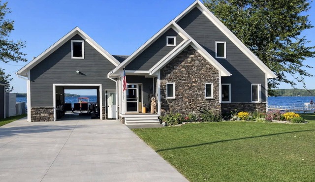 Lakefront Cabin, 3BR, Sleeps 8, Dock, Fireplace