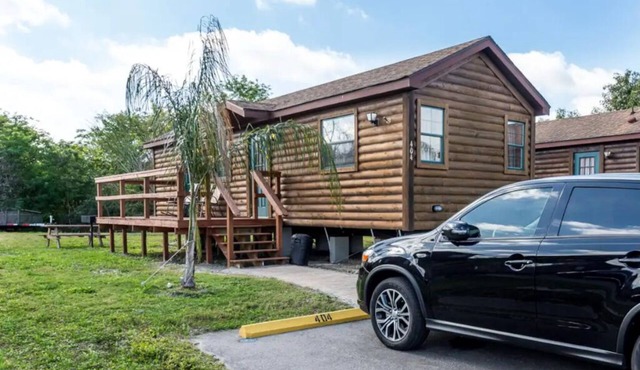 Lakefront Cabin #402 –10mins to Beach/Pet Friendly/Prime Location/BOOK TODAY