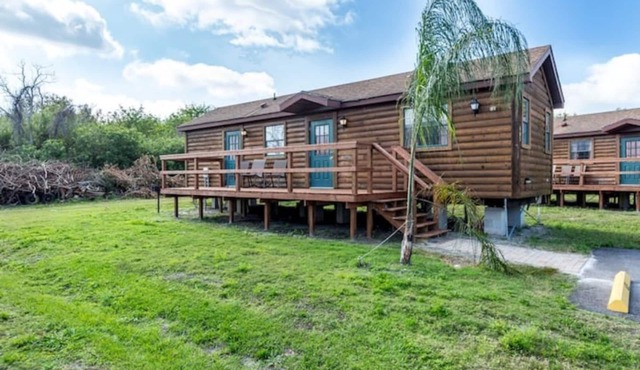 Lakefront Cabin #405, 10mins to Beach/Dog Friendly/Prime Location/BOOK TODAY