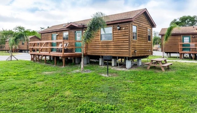 Lakefront Cabin #407, 10mins to Beach/Dog Friendly/Prime Location/BOOK TODAY