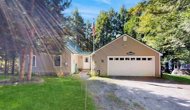 Lakefront cabin close to town with dock, firepit - dogs welcome