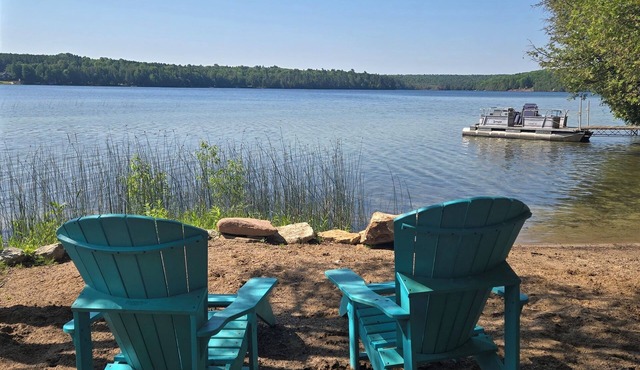 Lakefront cabin for 2 with hot tub close to 4 golf courses within 25 mins.