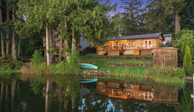 Lakefront Cabin - Hot Tub, Kayak, Fire pit - Romantic, Kid and pet-friendly