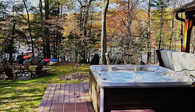 LAKEFRONT Cabin: Hot Tub, Kayaks, Private Dock & Gardens -OWLS NEST Deep Creek