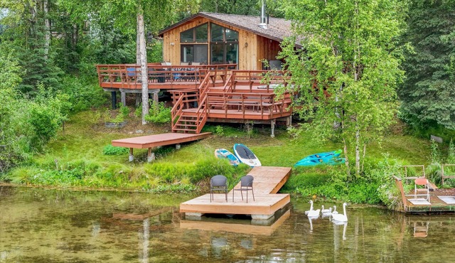 Lakefront Cabin! Hot tub, woodstove, kayaks, paddle boards. King bed! Sleeps 6.