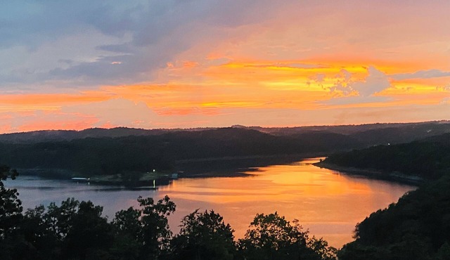 Lakefront Cabin in Ozark Mountains with Hot Tub amazing views & sunsets - Remote