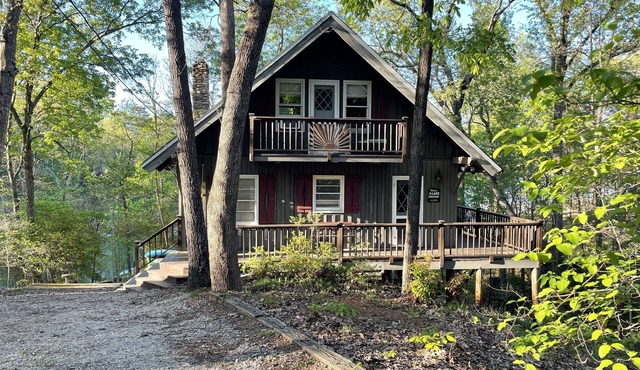 Lakefront cabin in quiet cove on Lake Hartwell