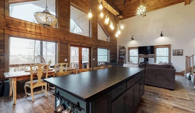 Lakefront Cabin in the Woods