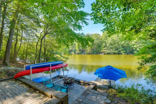Lakefront Cabin near Solomons Island with Hot Tub