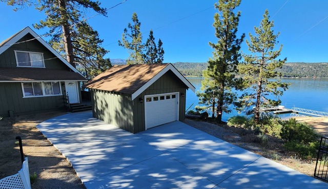 Lakefront cabin, newly updated! Private access to beach.