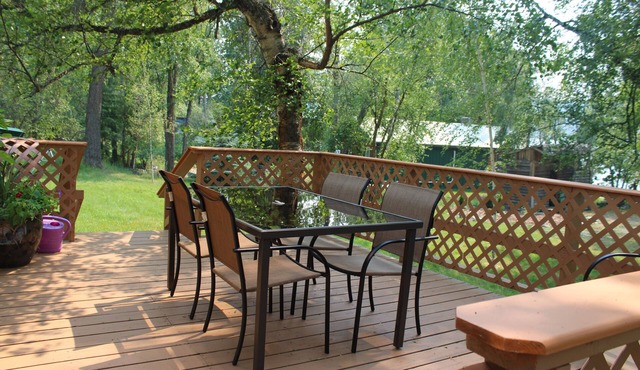Lakefront cabin on Glen Lake! Sleeps 12. Guest House w/2nd kitchen included!