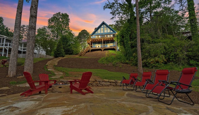 Lakefront Cabin on Lake Keowee. Kayaks, paddle boards, modern & cozy!