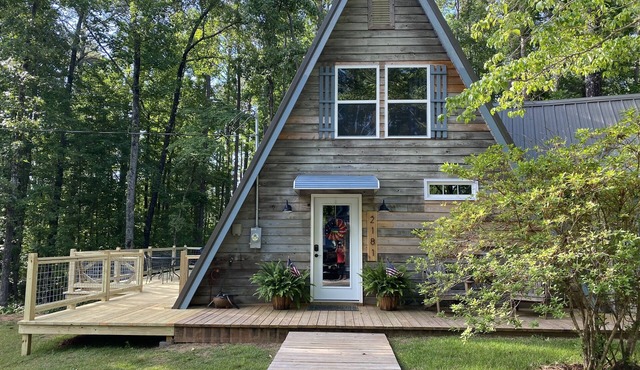 Lakefront Cabin on West Point Lake, private dock, fire pit! Near Lagrange